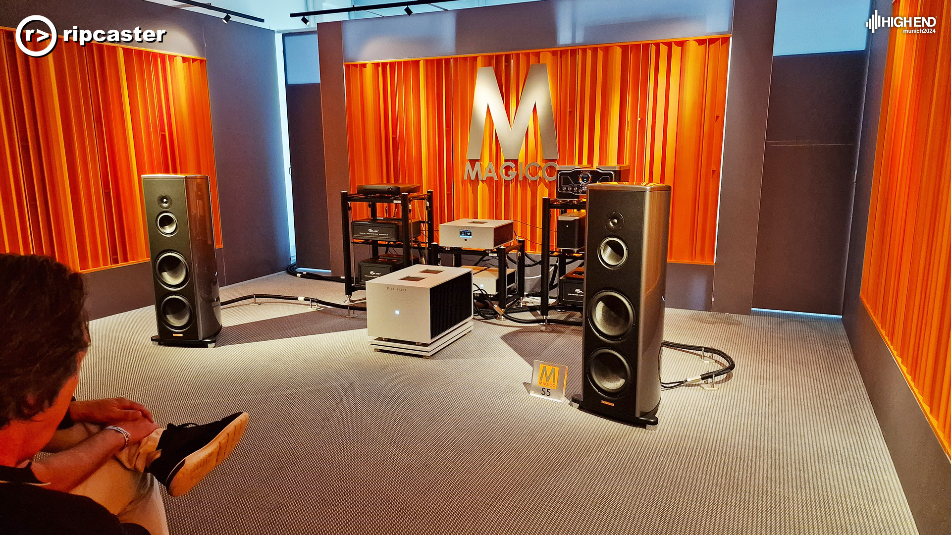 A pair of floorstanding speakers with various bits of HiFi kit between them.