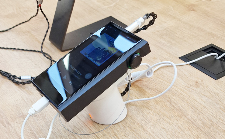 Astell & Kern Kann Max on a stand at the HiFi Show in Munich in 2024.  It has headphones plugged into the top of it.