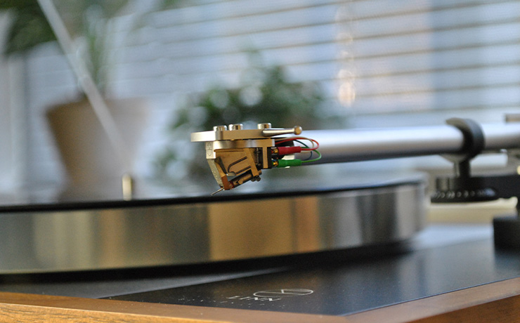 A Linn Kendo cartridge on a turntable.  There's a window with blinds in the background