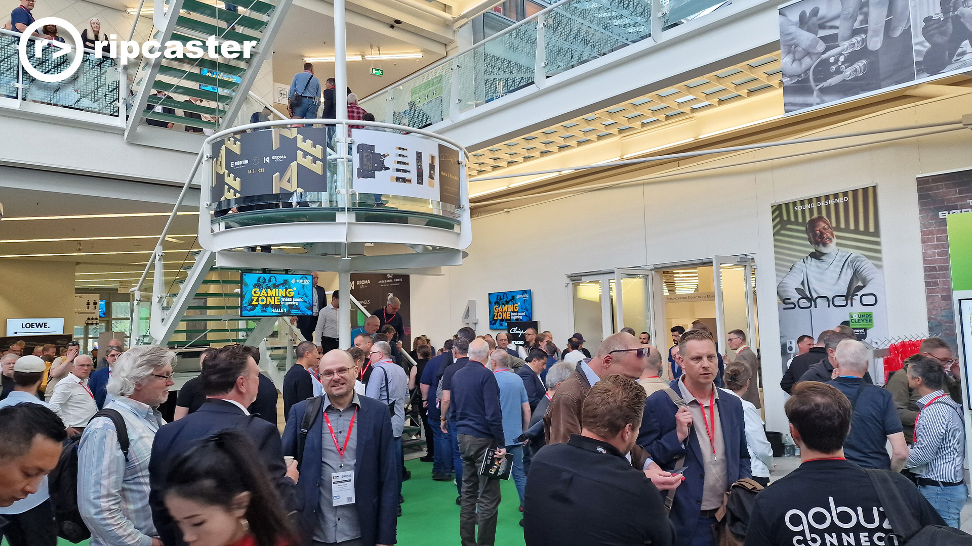 A lot of people in the entrance area at the Munich HiFi Show.