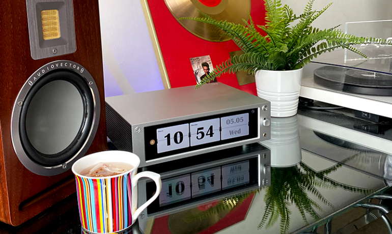 HiFi Rose RS201E Streamer, DAC and amplifier showing a flip clock on the screen