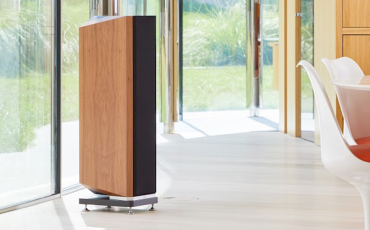 A single Kudos Titan 606 Loudspeaker in front of a large glass window
