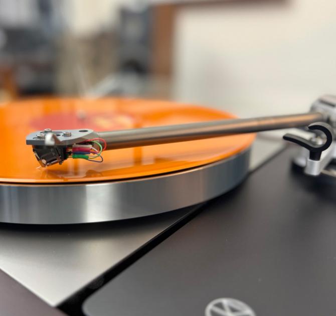 Linn Sondek LP12-50 Turntable side view of the tonearm