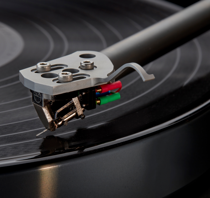 Linn Klimax LP12 close-up of the tonearm on a record.  Side-view