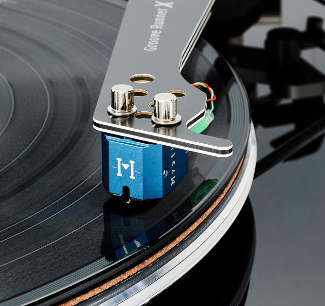 Vertere DG-X Turntable in black - close-up view of the Mystic cartridge on the tonearm