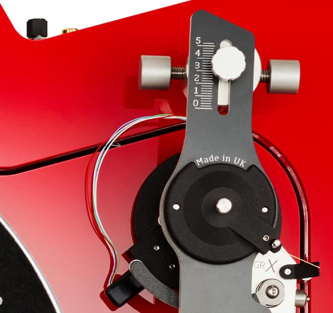 Vertere DG-X Turntable in red close-up