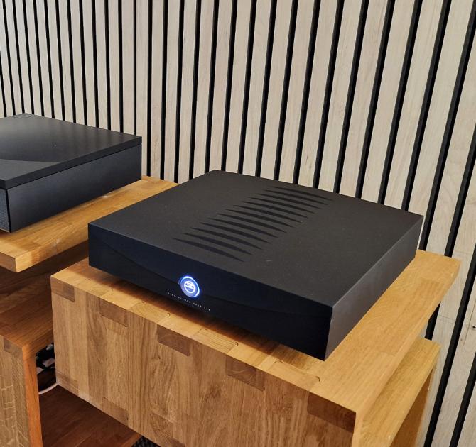Linn Klimax Solo 500 Amplifier in black on a wooden stand