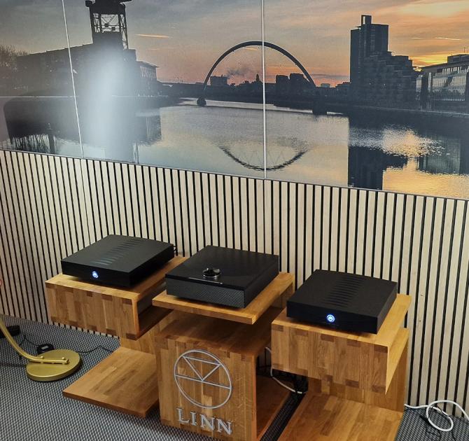 A pair of black Klimax Solo 500 amplifiers either side of a black Klimax DSM.