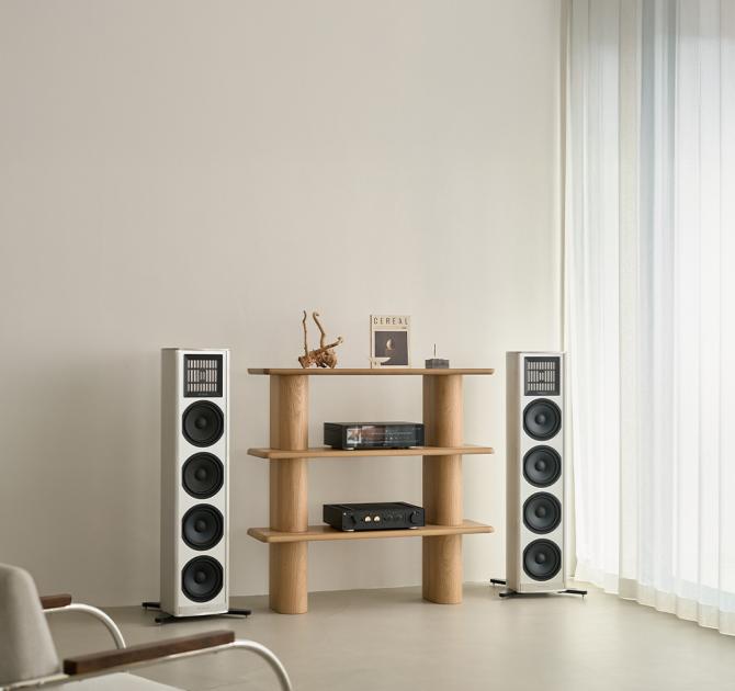 HiFi Rose RS151 Streamer/DAC on a HiFi rack with floorstanding speakers either side