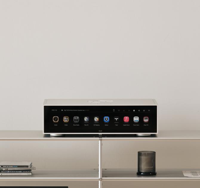 HiFi Rose RS151 Streamer/DAC on a shelving unit