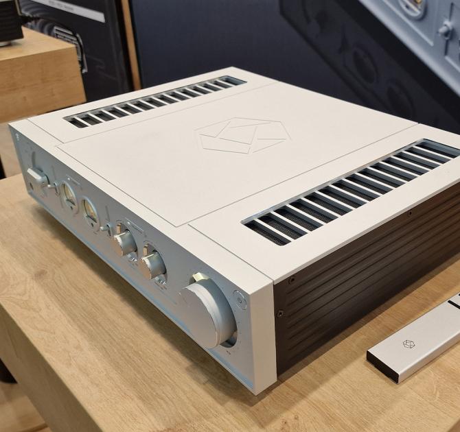 HiFi Rose RA280 in silver on a wooden table