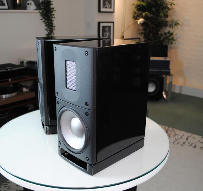 Raidho Acoustics X1t Loudspeakers side and front view