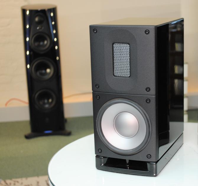 A Raidho Acoustics X1t Loudspeaker with a floorstanding speaker in the background