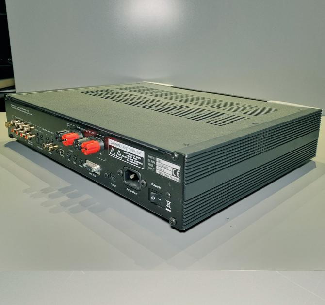 Ex-Demonstration Moon 240i Integrated Amplifier