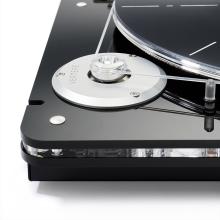 Vertere DG-X Turntable in black close-up