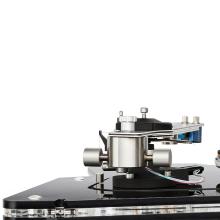 Vertere DG-X Turntable in black - close-up view