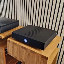 Linn Klimax Solo 500 Amplifier in black on a wooden stand