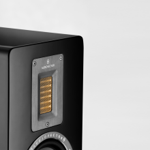 Audiovector QR5 in black - close-up of the top 